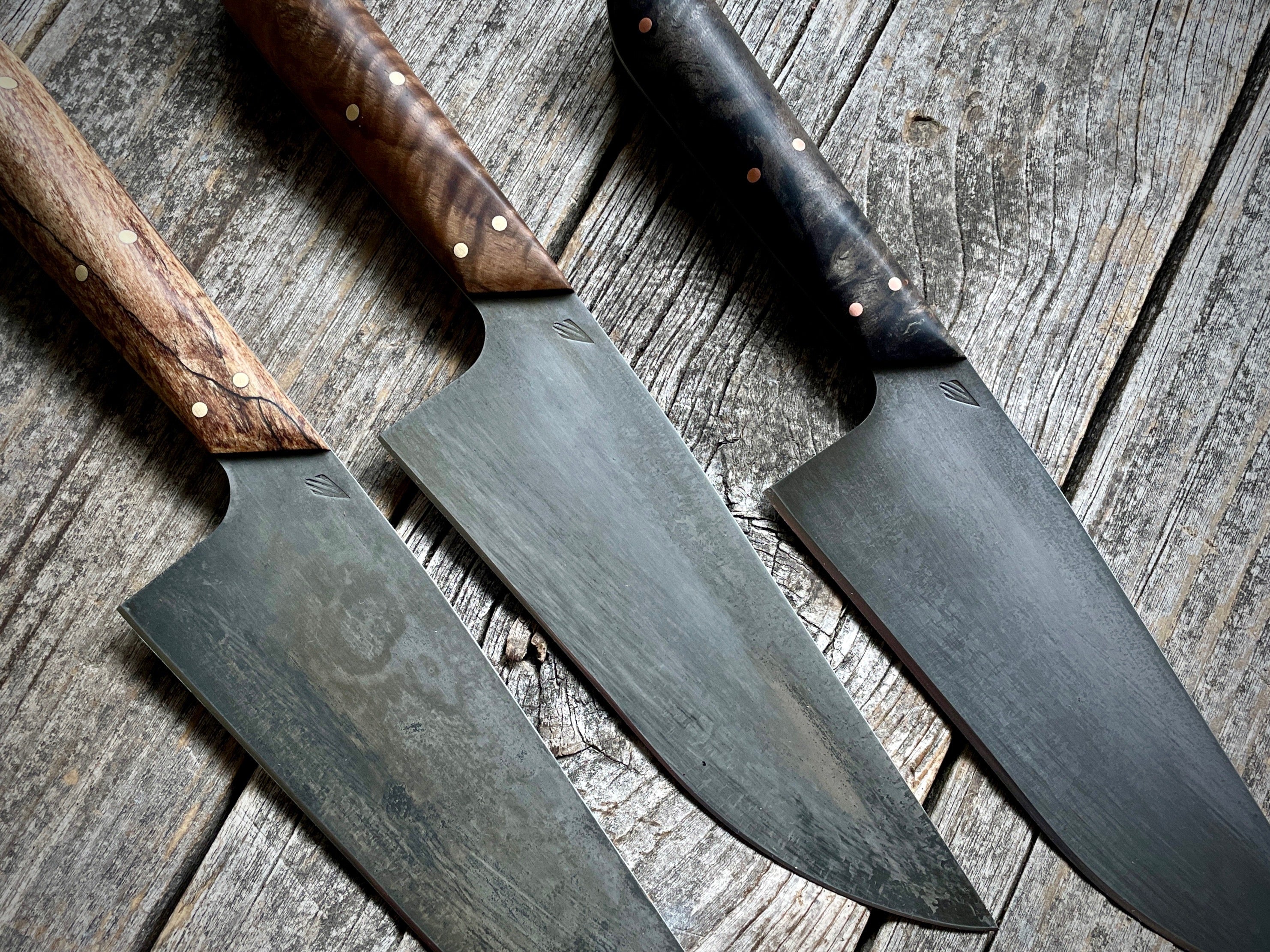What is the difference between a carbon steel knife and stainless